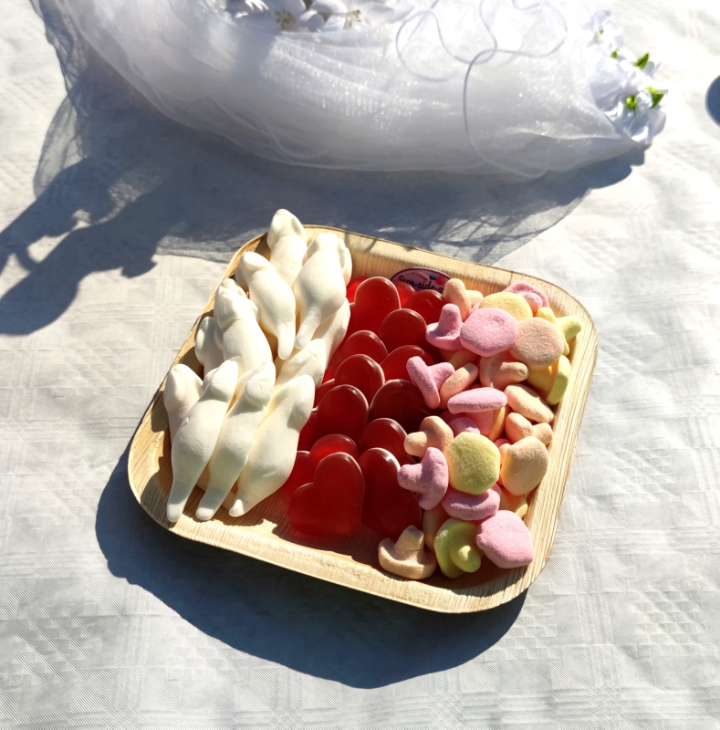 Nahaufnahme unserer kleinen Süßigkeitenplatte für ihre Hochzeit als Bestandteil der Candybar oder für die Tische ihrer Hochzeitsgäste. Inhalt 300g Süßigkeiten ihrer Wahl. Die Platte besteht aus Palmblatt.